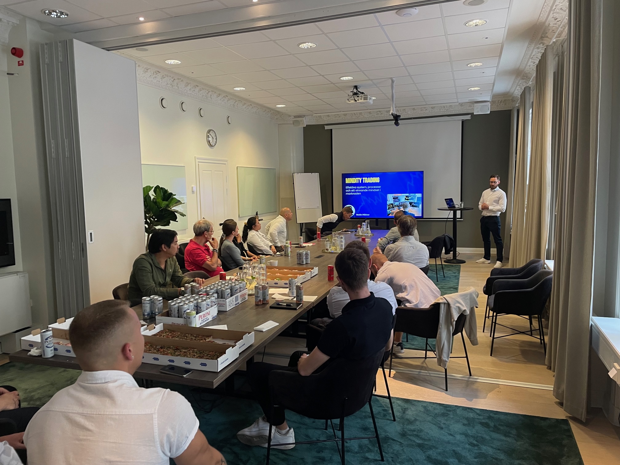 Robin Mikiver föreläser på ett Mindity Trading-seminarium